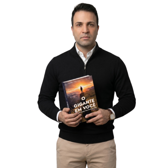 Thiago Fernandes da Silva segurando o livro O Gigante em Você