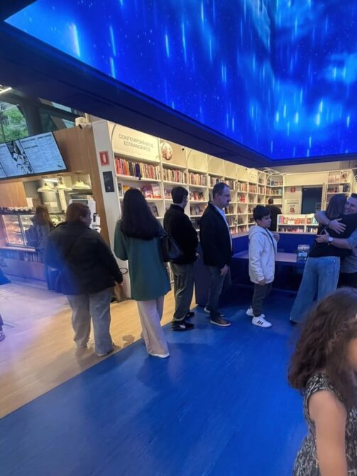 Livro 3 Fila de leitores no lançamento de O Gigante em Você na Livraria da Vila da Avenida Paulista