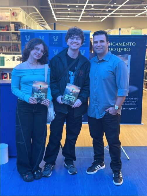 Livro 5 Jovens leitores segurando o livro O Gigante em Você no lançamento